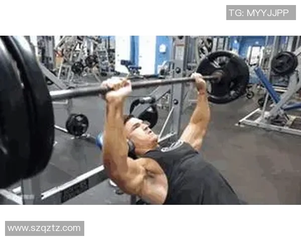 挑战极限力量训练20公斤哑铃推胸塑造完美胸肌的秘诀与技巧分享